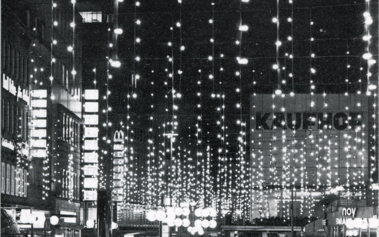 Die Schloßstraße in weihnachtlicher Beleuchtung in den 1970er Jahren (Foto: Walter Schernstein)