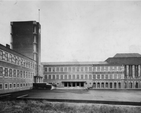 Der 1929 eröffnete Neubau der Mittelschule für Knaben und Mädchen, die heutige Realschule Stadtmitte (Quelle: Stadtarchiv)