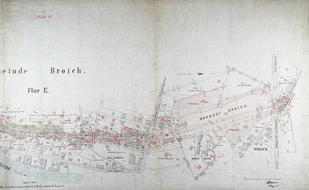 Supplementkarte aus dem Katasterbuch 1192/19. Anlage des Bahnhofs Broich und der Unteren Ruhrtalbahn 1877. Links neben dem Empfangsgebäude des Bahnhofs ist „Veränderung“ noch mit intaktem Wassergraben eingezeichnet.
