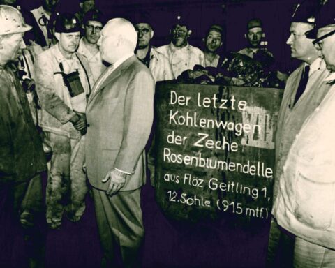 Der VEBA-Vorstandsvorsitzende Heinz P. Kemper bei seiner Rede anlässlich der Förderung der letzten Kohle auf Rosenblumendelle, Quelle: Stadtarchiv Mülheim