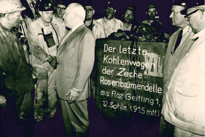 Der VEBA-Vorstandsvorsitzende Heinz P. Kemper bei seiner Rede anlässlich der Förderung der letzten Kohle auf Rosenblumendelle, Quelle: Stadtarchiv Mülheim