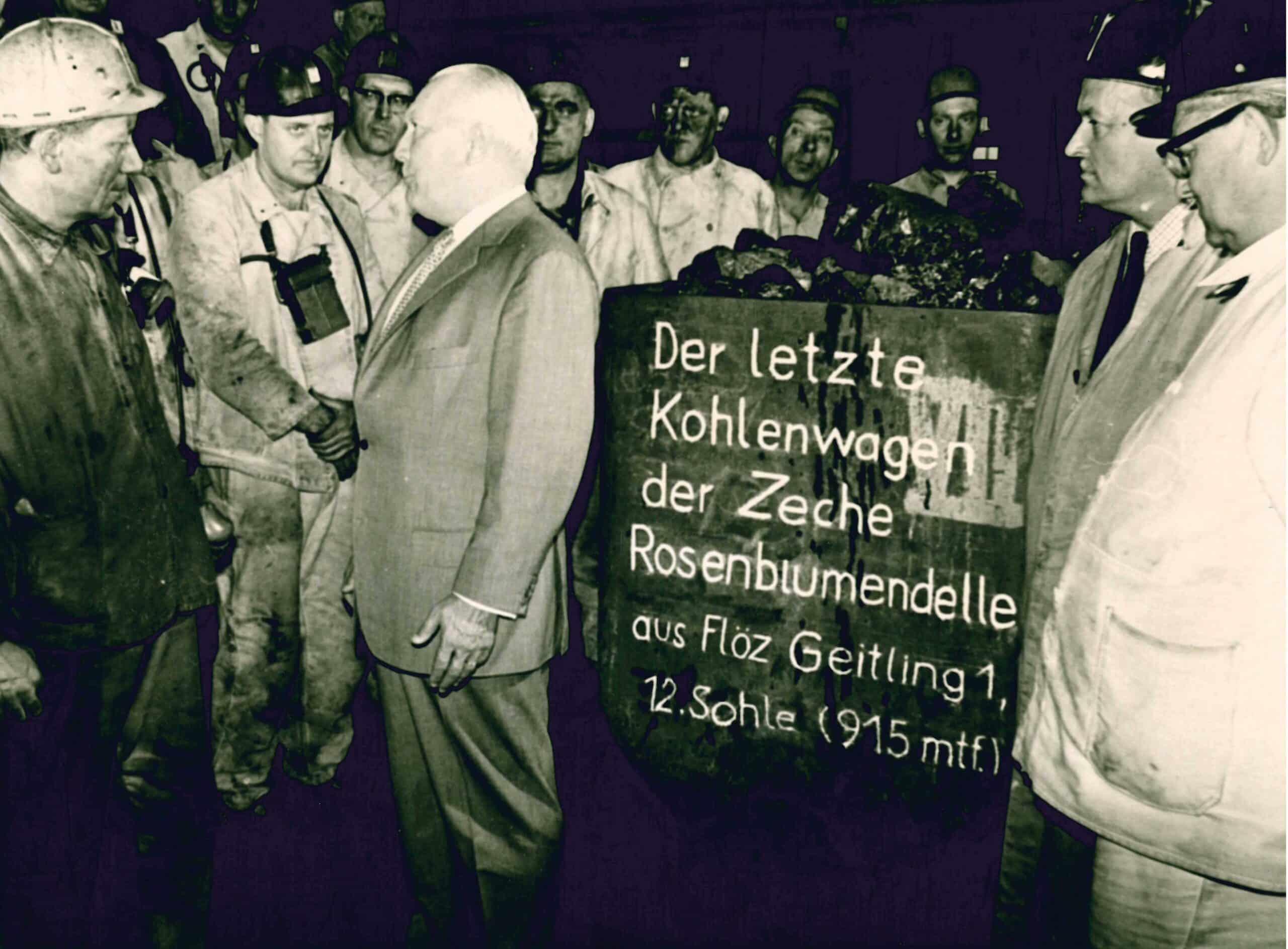 Der VEBA-Vorstandsvorsitzende Heinz P. Kemper bei seiner Rede anlässlich der Förderung der letzten Kohle auf Rosenblumendelle, Quelle: Stadtarchiv Mülheim